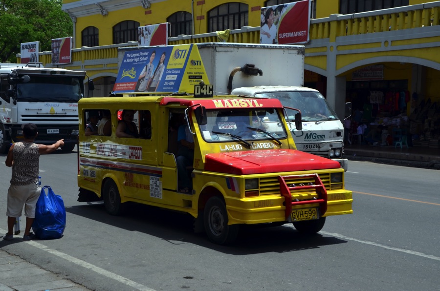 フィリピン　ジプニー　交通